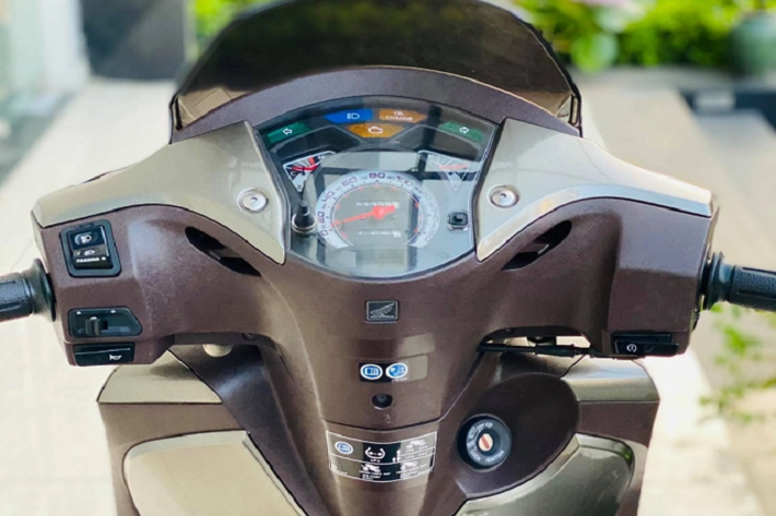 Giá xe Honda SH150i 2011 hiện tại của chiếc xe được anh Hưng đưa ra là 890 triệu đồng. Với giá này chiếc SH150 biển 29C1-888.88 đắt gần gấp 3 lần mẫu SH300i 2021 và đắt hơn cả mẫu SUV của Honda là HR-V 1.8L (871 triệu đồng).