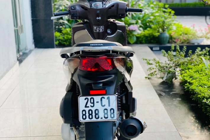 Lý giải cho việc một chiếc xe Honda SH đời cũ lại có giá cao như vậy, anh Lê Mạnh Tuân (một người chơi xe biển đẹp tại Long Biên) cho hay: “Một chiếc xe Dream biển ngũ 8 giờ cũng có giá từ 600 đến 700 triệu đồng, nên việc chiếc SH150 hàng hiếm có giá 890 triệu đồng là bình thường, nếu biển đẹp rơi vào ôtô sẽ còn có giá khủng nữa”.