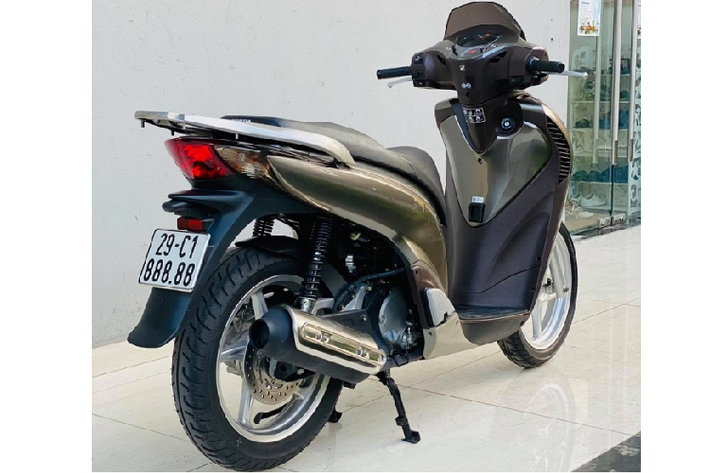 Theo một số đánh giá của giới chơi xe, giá trị một chiếc Honda SH150i nhập Ý đầu số máy 106 đã qua sử dụng nhưng còn mới nếu chưa tính giá trị biển số đã lên đến hơn 300 triệu đồng. Đó là chưa kể chiếc xe này còn mới nguyên, chưa qua sử dụng cho đến cuối năm 2020 đăng kí ra tên lần đầu khiến cho giá trị chiếc xe càng tăng cao.