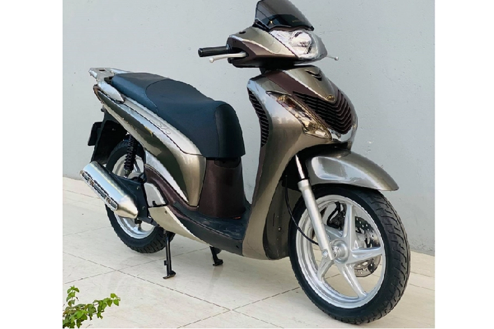 Điều đặc biệt là chiếc xe ga Honda SH150i đời cũ này dù sản xuất năm 2011 nhưng chỉ mới đăng kí lần đầu vào tháng 12/2020. Sau khi qua tay một số chủ, tới thời điểm hiện tại thì chủ mới của chiếc xe là anh Hoàng Kiều Hưng (Cầu Giấy, Hà Nội).