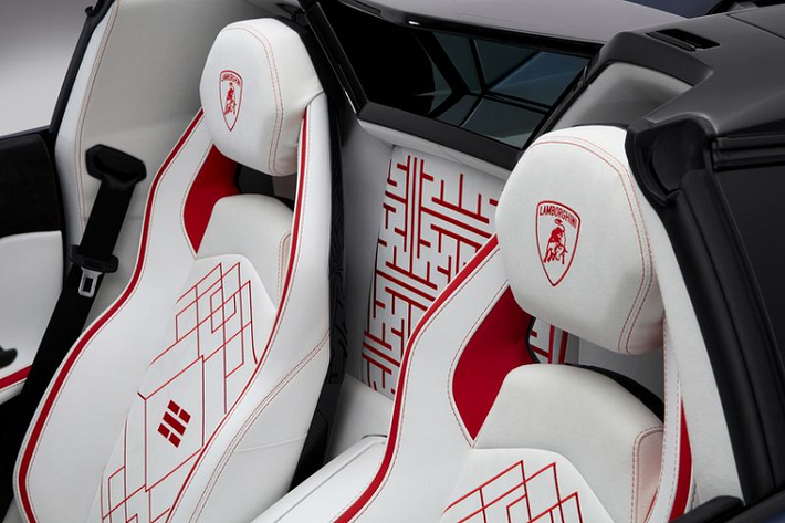 Không có thay đổi cơ học nào xảy ra trên Lamborghini Aventador S Roadster Korean Special, cả 2 chiếc vẫn dùng động cơ hút khí tự nhiên V12 6.5L như Aventador S Roadster thông thường, sản sinh công suất 730 mã lực và mô-men xoắn cực đại 690 Nm.