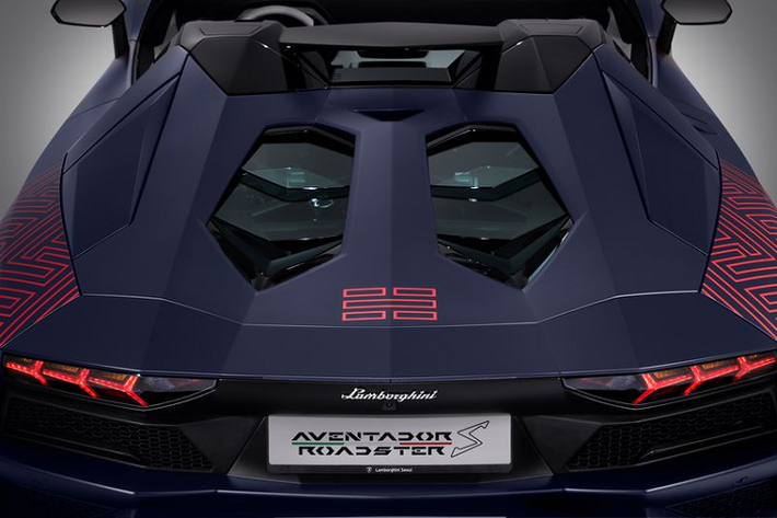 Tiến vào bên trong, 2 chiếc Aventador S Roadster đặc biệt được trang bị ghế bọc Bianco Leda gợi nhắc về "tinh thần dân tộc của Hàn Quốc", đi kèm với những đường chỉ khâu màu đỏ và trang trí Alcantara cho bảng điều khiển và cánh cửa.