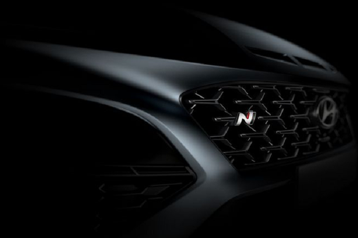 Ngoài ra, chiếc crossover Hyundai Kona hiệu suất cao còn sở hữu bộ la-zăng hợp kim độc đáo và các vòm bánh xe cùng màu thân xe.
