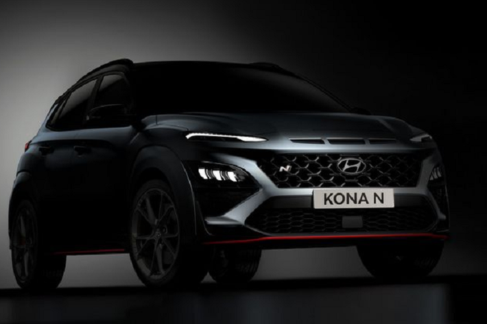 Hyundai Kona N 2022 mới được trang bị lưới tản nhiệt dạng lưới tổ ong độc đáo có huy hiệu N nổi bật, cùng nhiều điểm nhấn màu đen thể thao và đường viền màu đỏ tương phản ở hai bên hông.