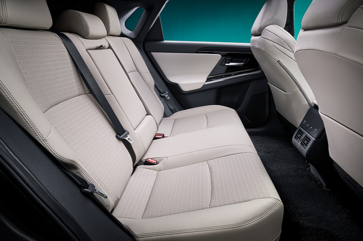 Toyota không chia sẻ thêm chi tiết nào về hệ thống truyền động ngoài trừ việc bZ4X sẽ dùng hệ dẫn động bốn bánh. Mẫu xe này là kết quả của sự hợp tác phát triển với Subaru, và nó chạy trên nền tảng e-TNGA dành cho xe điện.