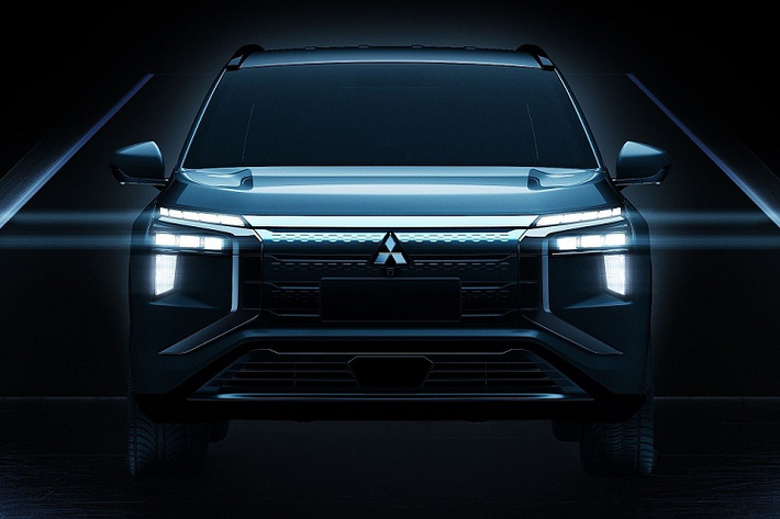 Ngoài ra, trên đầu xe còn có hệ thống đèn 2 tầng với thiết kế giống mẫu xe Mitsubishi Mi-Tech Concept từng ra mắt vào năm 2019. Nằm bên trên là dải đèn LED định vị ban ngày được chia thành 5 phần. Trong khi đó, cụm đèn pha bên dưới được thiết kế hình chữ "L" lạ mắt.
