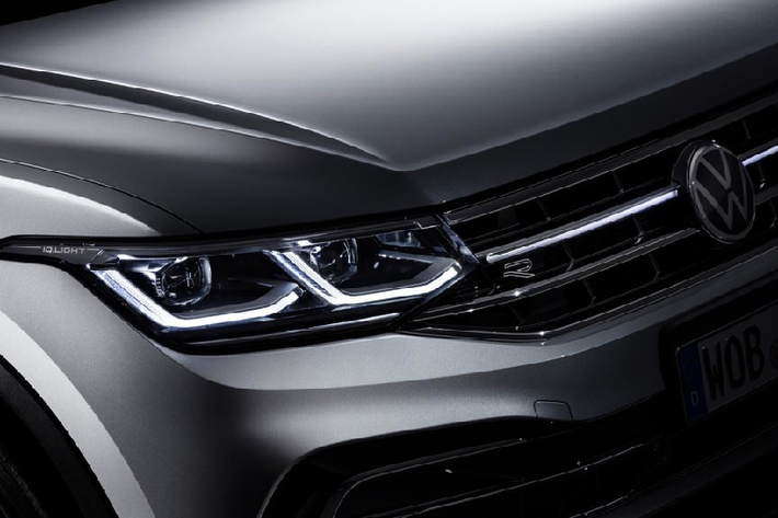 Vòng sang hai bên, chúng ta sẽ thấy chi tiết trang trí sau chắn bùn thanh mảnh và dài hơn trước. Khi mua Volkswagen Tiguan Allspace 2021, khách hàng có thể chọn các loại vành la-zăng có đường kính từ 17 - 20 inch. Trong khi đó, đuôi xe phía sau có thêm tem chữ nổi "Tiguan" mới ở giữa cửa cốp, đèn phản quang kéo dài sang hai bên và đầu ống xả giả.