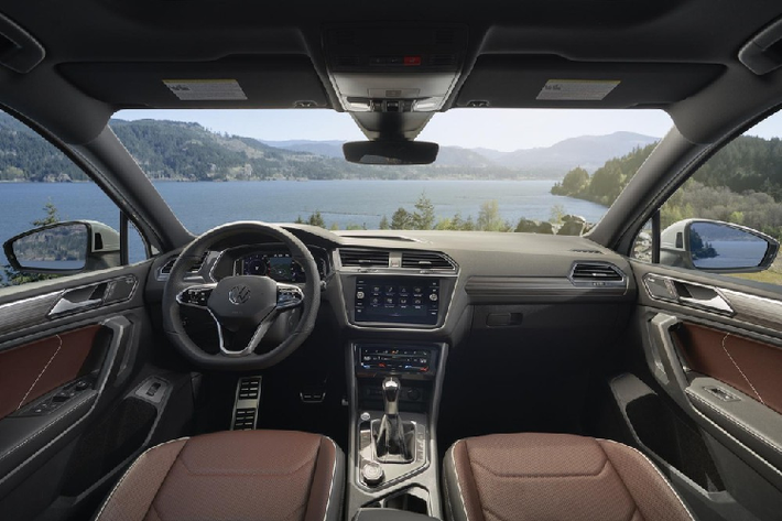 Gói này giúp Volkswagen Tiguan Allspace 2021 có hệ thống hỗ trợ lái bán tự động cấp độ 2. Đó là chưa kể đến những trang bị an toàn tùy chọn như đèn pha tự động, hỗ trợ đỗ xe và nhận diện biển báo giao thông.