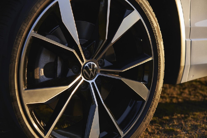 Những trang bị đáng chú ý khác của Volkswagen Tiguan Allspace 2021 bao gồm sạc điện thoại thông minh không dây, kết nối không dây với điện thoại qua Apple CarPlay và Android Auto, hệ thống âm thanh cao cấp Fender (ở thị trường Mỹ) hoặc Harman Kardon (ở châu Âu), hệ thống đèn viền nội thất 15 màu...
