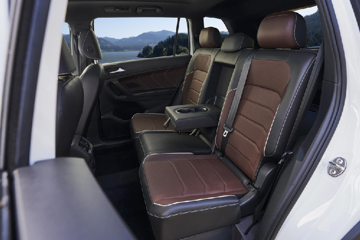 Nằm bên dưới nắp ca-pô của Volkswagen Tiguan Allspace 2021 là 5 tùy chọn động cơ khác nhau. Thứ nhất là động cơ xăng 4 xi-lanh, tăng áp, dung tích 1.5L, sản sinh công suất tối đa 150 mã lực. Tiếp đó là động cơ xăng 2.0L với 2 mức công suất tối đa 190 mã lực và 245 mã lực. Cuối cùng là động cơ diesel 2.0L với 2 mức công suất tối đa 150 mã lực và 200 mã lực. Động cơ kết hợp với hộp số sàn 6 cấp hoặc tự động ly hợp kép DSG 7 cấp.