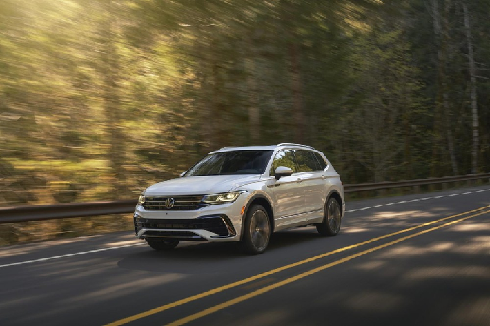 Nếu muốn sở hữu xe thể thao hơn, khách hàng có thể trang bị gói phụ kiện R-Line cho chiếc Volkswagen Tiguan Allspace 2021 của mình. Gói R-Line này bao gồm hốc gió trung tâm hình cục xương, bao quanh bằng viền mạ crôm màu đen bóng, nẹp thân xe sơn màu và bộ khuếch tán sau tích hợp đầu ống xả giả hình chữ nhật được chia làm đôi.