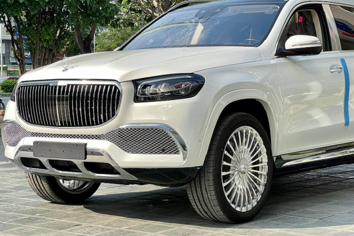 Tuy nhiên các xe GLS 600 về Việt Nam đều mang tông màu đen ở ngoại thất, màu đen tôn lên vẻ bí ẩn, quyền lực nhưng màu đen cũng là màu cơ bản được dùng trên nhiều ô tô hiện nay. Do đó, chiếc GLS 600 sở hữu màu trắng ngoại thất mới được một công ty nhập khẩu xe tư nhân đưa về Việt Nam thực sự là món đồ thời trang độc đáo.