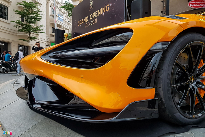 Tương tự những thành viên khác trong "gia đình" Longtail, 765LT sở hữu gói trang bị khí động học hầm hố hơn. Trang bị này bao gồm cản trước, hốc gió trước được mở rộng hơn, cánh chia gió trước, ốp sườn và cánh gió bên...