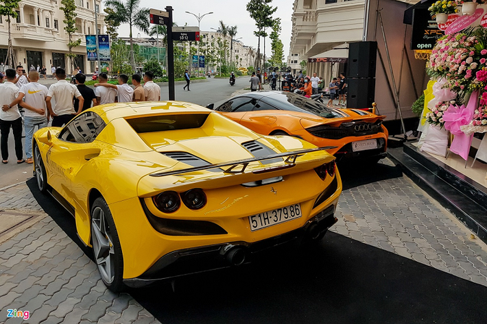 Nhẹ hơn 80 kg so với 720S, McLaren 765LT có khả năng tăng tốc từ 0 lên 100 km/h chỉ trong 2,8 giây, tuy nhiên vận tốc tối đa giảm từ 341 km/h xuống 330 km/h do thiết kế khí động học tạo lực ép xuống mặt đường lớn hơn.