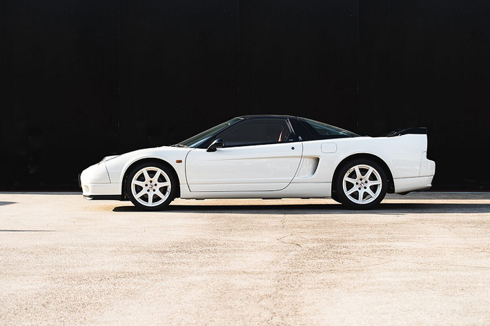 Giá bán này cũng cao hơn gấp 3 lần so với một chiếc Honda NSX tiêu chuẩn cùng đời. Tuy nhiên đây cũng chỉ là giá khởi điểm mà bên bán đưa ra, rất có thể chiếc NSX-R sẽ chạm mốc 500.000 USD.