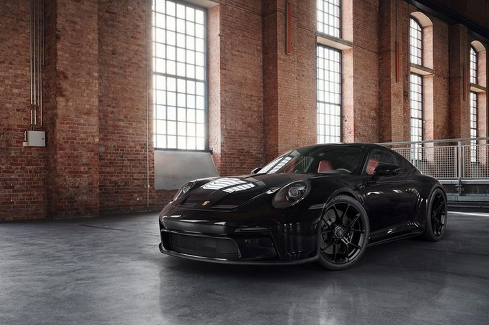 Theo Porsche Exclusive Manufaktur, Porsche 911 GT3 Touring 2022 mới sẽ hoàn hảo hơn trong bộ cánh màu đen bóng đơn giản, nhấn mạnh sự huyền bí và thể thao của chiếc xe.