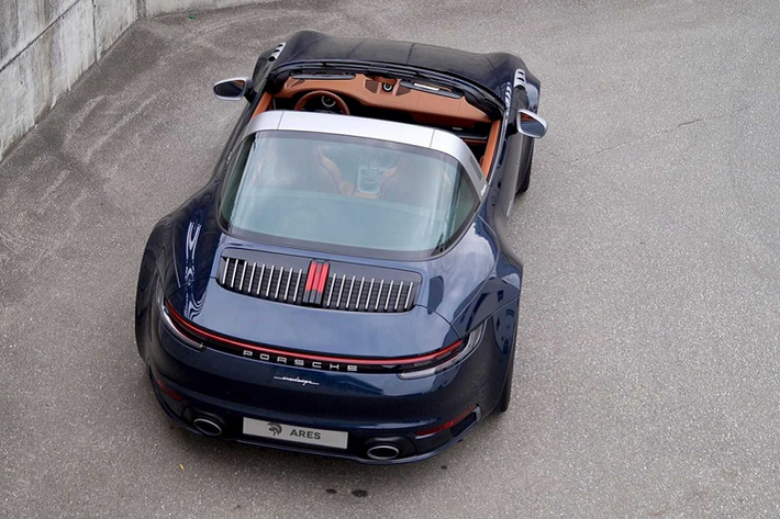 Ngoại thất của siêu xe Porsche 911 Targa được làm mới với phần thân rộng làm từ sợi carbon. Bề ngang tại cầu trước được mở rộng thêm 80 mm, và bề ngang thân sau tăng thêm 40 mm.
