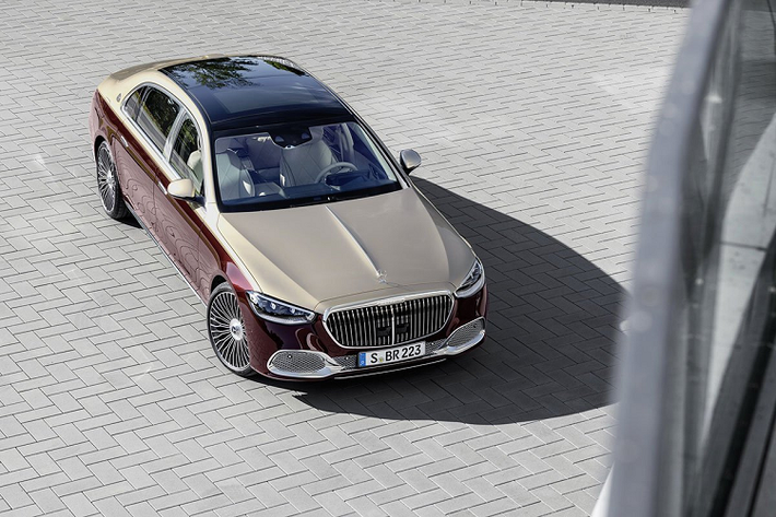 Nguồn cung cấp sức mạnh cho Mercedes-Maybach S-Class 2021 tại thị trường Mỹ là khối động cơ xăng V8, tăng áp kép, dung tích 4.0L, được hỗ trợ bởi công nghệ EQ Boost. Động cơ này sản sinh công suất tối đa 496 mã lực và mô-men xoắn cực đại 700 Nm. Trong khi đó, mô-tơ điện của hệ thống EQ Boost bổ sung 21 mã lực và 249 Nm trong thời gian ngắn. Hệ truyền động này cho phép Mercedes-Maybach S-Class 2021 đạt vận tốc tối đa giới hạn điện tử 209 km/h.