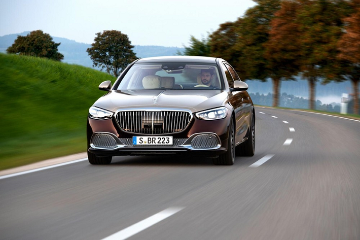 Theo đó, giá xe Mercedes-Benz S-Class 2021 mới sẽ có mức bán ra khởi điểm từ 184.900 USD (khoảng 4,29 tỷ đồng), chưa bao gồm chi phí vận chuyển và giao xe. So với S-Class tiêu chuẩn, mẫu xe này đắt hơn đến 75.100 USD đồng thời có giá ngang ngửa cả một ngôi nhà.
