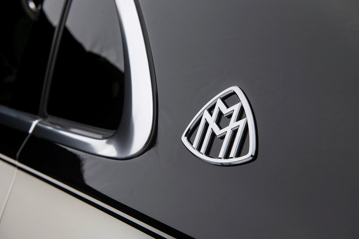 Là đối thủ của Bentley Flying Spur, Mercedes-Maybach S-Class 2021 sở hữu một số chi tiết thiết kế ngoại thất riêng nhằm giúp người dùng phân biệt với S-Class thông thường. Theo đó, xe được trang bị phần đầu xe riêng với lưới tản nhiệt đi kèm nhiều nan nằm dọc, mạ crôm sáng bóng.
