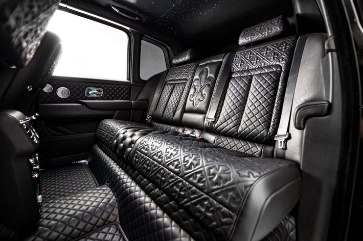 Mới đây, rapper người Canada đã hợp tác với thương hiệu thời trang Chrome Hearts để trang trí cho chiếc Rolls-Royce Cullinan mới tinh của mình, và nó chắc chắn là một chiếc xe tạo sự chú ý. Thông các hình ảnh ở đây, ta thấy từng vỏ bọc ghế ngồi mang đầy họa tiết theu hình thập tử gothic và hình kim cương cân bằng, trong khi thảm sàn lại là được bọc da tương tự lưng ghế. Thật ngạc nhiên khi lớp da bọc đặc kín họa tiết này lại trông rất phù hợp với chi tiết “trời sao” được giữ nguyên của Rolls-Royce.