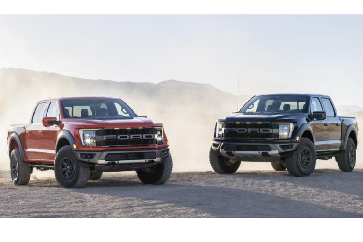 Ford F-150 thế hệ mới đã lần đầu tiên trình làng vào hồi tháng 6 năm ngoái. Sau nửa năm, hãng Ford tiếp tục vén màn phiên bản Raptor của dòng xe bán tải cỡ lớn này. Theo hãng Ford, trong 4 năm qua, lượng xe F-150 Raptor bán ra còn cao hơn doanh số cộng dồn của toàn bộ các mẫu ô tô thể thao Porsche. Ngoài ra, mẫu xe bán tải này còn bán chạy hơn cả dòng ô tô thể thao biểu tượng Chevrolet Corvette. Do đó, sự ra đời của F-150 Raptor thế hệ mới đương nhiên rất quan trọng đối với hãng Ford.