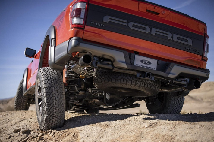 Dù ở bản nào, Ford F-150 Raptor 2021 đều được trang bị khóa vi sai điều khiển điện tử trên cầu sau và khóa vi sai chống trượt Torsen ở trên cầu trước tiêu chuẩn. Không dừng ở đó, để cải thiện khả năng off-road của F-150 Raptor 2021, hãng Ford còn dùng đến hệ thống kiểm soát địa hình (Terrain Management System) mới với 7 chế độ lái, bao gồm Slippery, Tow/Haul, Sport, Normal, Off-Road, Baja và Rock Crawl.