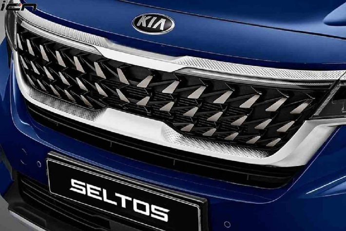 Kia Seltos Gravity Edition 2021 mới được tinh chỉnh về thiết kế ở khu vực lưới tản nhiệt với hoạ tiết 3D bọc crome sáng ấn tượng hơn, mâm xe loại 18 inch sơn 2 tông màu tương phản và tấm ốp cản dưới kích thước lớn ở phía sau. Ngoài ra, Kia Seltos Gravity Edition 2021 còn có thể sử dụng ngay bộ nhận diện thương hiệu mới của KIA trên toàn cầu.