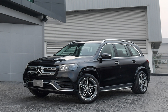 Mercedes-Benz Thái Lan vừa cho ra mắt chiếc GLS 350 d 4MATIC AMG Premium 2021. Mẫu SUV hạng sang được lắp ráp trong nước, giá xe Mercedes-Benz GLS 350 d AMG bán ra 6,499 triệu baht (tương đương 216.562 USD). Đây là đối thủ cạnh tranh với BMW X7 hay Lexus LX570. Tại Việt Nam, Mercedes-Benz GLS 450 4MATIC được nhập khẩu từ Mỹ, có giá 4,9 tỷ đồng.