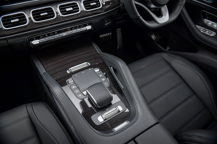 Với sức chứa 7 người, nội thất của GLS 350 d 4MATIC AMG Premium rộng rãi và thoải mái, trục cơ sở dài cũng giúp khoảng để chân dư dả, hàng ghế thứ 2 chỉnh điện và có chức năng nhớ vị trí, lưng ghế có thể dịch chuyển 10 cm. Trong khi đó hàng ghế thứ 3 vẫn đủ rộng rãi cho người cao trên 1m90.