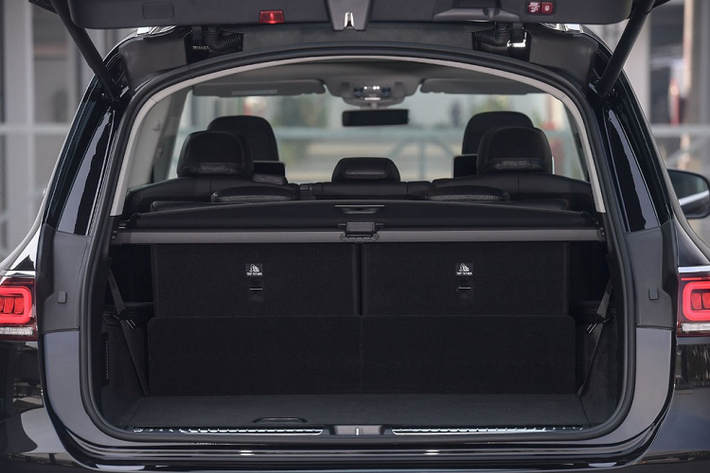 Mẫu SUV này còn có chức năng hỗ trợ ra vào xe, tựa lưng ở hàng ghế thứ 2 có thể gập lại bằng điện để người ngồi ở hàng ghế thứ 3 ra vào dễ dàng hơn. Dung tích khoang hành lý của mẫu xe này lên đến 2.400 lít nếu gập 2 hàng ghế.