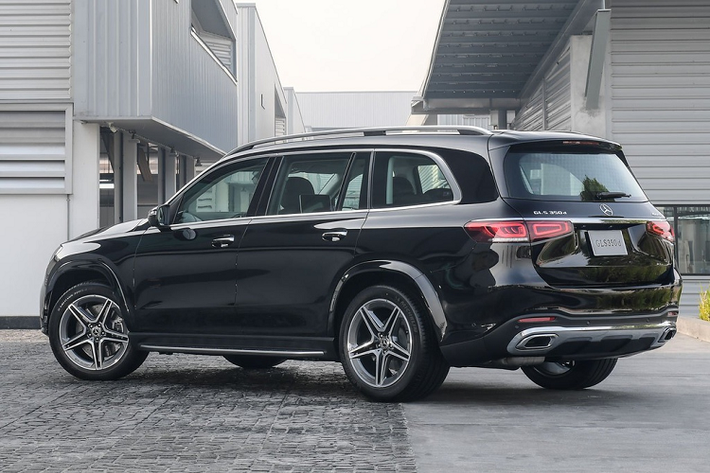 Mercedes-Benz GLS 350 d 4MATIC AMG Premium được trang bị động cơ diesel 6 xy-lanh 2.9L, kết hợp với công nghệ Hybrid Mileage 48V EQ Boost, hộp số tự động 9 cấp 9G-Tronic, công suất cực đại 282 mã lực tại 3.400-4.600 vòng/phút, mô-men xoắn 600 Nm tại 1.200-3.200 vòng/phút. Khả năng tăng tốc 0-100 km/h chỉ mất 7 giây, trước khi đạt tốc độ tối đa 227 km/h.