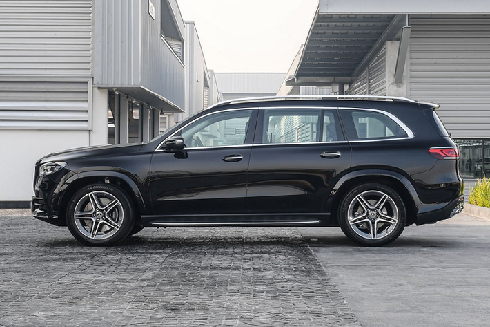 Mercedes-Benz GLS 350 d 4MATIC AMG Premium 2021 có kích thước dài x rộng x cao lần lượt 5.226 x 2.030 x 1.845 mm, chiều dài cơ sở đạt 3.135 mm. So với đời xe cũ, GLS mới dài hơn 77 mm và rộng hơn 22 mm. Chiều dài cơ sở được kéo dài thêm 60 mm, giúp mở rộng khoang nội thất và tăng sự thoải mái cho hành khách ngồi ở hàng ghế thứ 2 và thứ 3. Xe sở hữu bộ mâm hợp kim AMG 5 chấu kép, 21 inch và cửa sổ trời toàn cảnh.