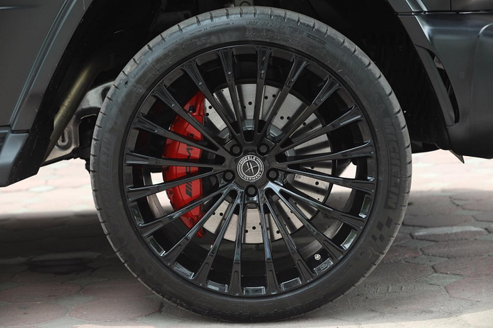 Bên ngoài của Mercedes-AMG G63 khi qua tay hãng độ Hofele được tích hợp thêm đèn trên nóc xe rất hầm hố, chưa hết, cản va trước của xe được sửa đổi thiết kế và kèm theo dải đèn LED. Dễ nhận ra sự thay đổi nhất của Hofele HG63 so với Mercedes-AMG G63 chính là logo ngôi sao 3 cánh quen thuộc bị tháo bỏ và nhường chỗ cho chữ H cầu kỳ của hãng độ Hofele xuất hiện. Chi tiết này cũng xuất hiện trên bánh xe dự phòng được đặt cửa sau của xe.
