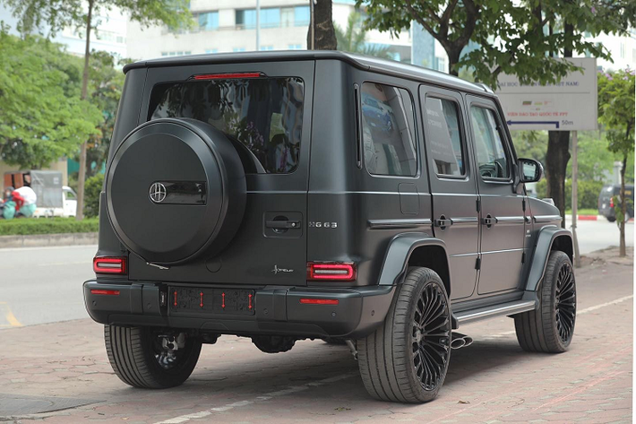 Đã có hơn 100 chiếc xe Mercedes-AMG G63 được mang về nước với nhiều biến thể khác nhau, tuy nhiên, dòng xe này đã nhanh chóng làm cho các đại gia trong nước cảm thấy sợ đụng hàng nếu muốn mua xe SUV hạng sang Mercedes-AMG G63 từ bây giờ. Chính điều này mà các sản phẩm của nhà độ đến từ nước ngoài đã được chú ý và 1 chiếc xe Mercedes-AMG G63 độ Hofele đã xuất hiện tại Hà Nội gây thích thú.