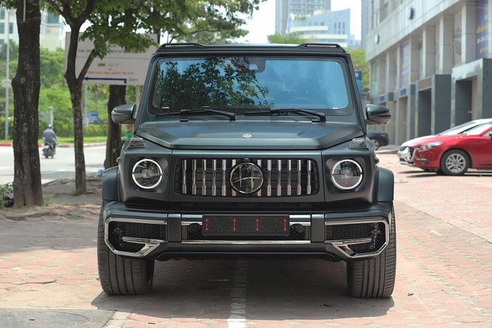 Mercedes-Benz G-Class là dòng xe không quá xa lạ tại Việt Nam khi ước tính có hơn 180 chiếc được mang về dải đất hình chữ S. Trong số này, chiếm hơn phân nửa là Mercedes-AMG G63 đời mới với thiết kế vừa cổ điển nhưng cũng đầy hiện đại.
