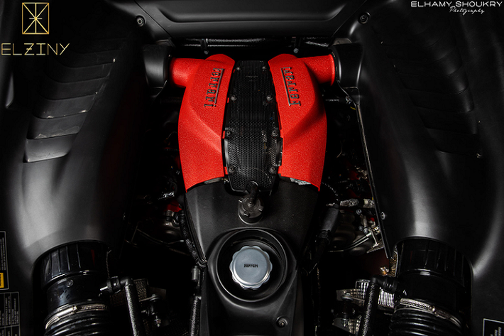 Đáng chú ý nhất là bộ ghế đua có tên Daytona Racing Seat có thiết kế thể thao, đây cũng là tuỳ chọn có giá bán cao nhất được Ferrari tung ra thị trường. Bộ ghế chỉnh cơ này có phần khung được làm từ sợi carbon siêu nhẹ giúp giảm khối lượng cho F8 Tributo thay vì sử dụng ghế chỉnh điện thông thường. Ngoài ra, ghế ngồi còn được bọc da Alcantara, tựa đầu ghế thêu logo "ngựa chồm" màu vàng và dây đai an toàn cũng có tông màu tương tự.