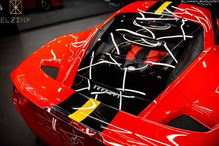 Ống dẫn khí này được Ferrari đưa vào sử dụng lần đầu tiên trên mẫu xe 488 Pista, chi tiết này giúp tăng lực ép cho phần đầu xe, mang lại tính ổn định khi vận hành ở tốc độ cao. Ngoài ra, phần đầu xe còn được trang bị hai líp trước cỡ nhỏ cùng 6 khe thoát khí chia đều cho hai bên, đi cùng với đó là cụm đèn chiếu sáng được thu nhỏ lại, đem đến cái nhìn hiện đại hơn.