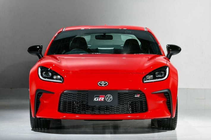 Để giữ trọng lượng mẫu xe thể thao Toyota GR 86 không bị thổi phồng, các kỹ sư đã sử dụng chất liệu nhôm cho phần nóc và tấm chắn bùn trong khi thực hiện điều chỉnh cho ghế trước và bộ giảm thanh để cắt giảm trọng lượng nhiều nhất có thể. Phần nóc được sửa đổi mang lại một lợi ích lớn khác là hạ thấp trọng tâm của xe, qua đó đem đến lợi ích về khả năng xử lý.