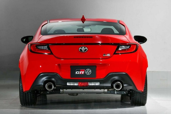 Xe mới có trang bị một động cơ xăng dung tích 2.4 lít lớn hơn để thay thế loại 2.0 lít cũ. Nó vẫn dạng hút khí tự nhiên và sản sinh 232 mã lực ở tua máy 7.000 vòng/phút và 250 Nm mô-men xoắn cực đại ở tua máy 3.700 vòng/phút trong cấu hình dành riêng thị trường nội địa Nhật Bản. Động cơ nâng cấp giúp chiếc xe thể thao giảm bớt 1,1 giây xuống còn 6,3 giây để gia tốc từ 0-100 km/h.
