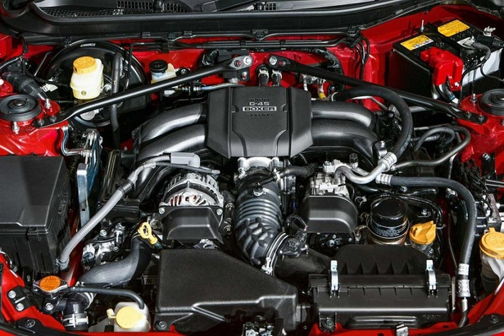 Bên cạnh việc sản sinh công suất mạnh hơn, Toyota nói rằng động cơ có phản ứng tốt hơn và cung cấp "cảm giác mượt mà, thoải mái từ vòng tua thấp đến cao". Cùng với Yaris GR, GR Supra, và hypercar GR Super Sport sắp ra mắt, GR 86 mới cũng tự hào có một loạt các cải tiến khí động học được phát triển để cải thiện độ ổn định và khả năng phản hồi của tay lái. Hệ thống treo phía trước bao gồm thanh chống MacPherson trong khi thiết lập phía sau là dạng xương đòn kép, với cả hai trục bánh đều lắp đặt la-zăng 18 inch bọc trong lốp 215/40.