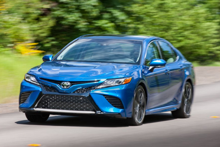 6. Toyota Camry (294.348 xe) Camry không chỉ được yêu thích tại Việt Nam mà còn ở thị trường Mỹ. Tuy nhiên, về doanh số thì Camry tại Việt Nam chỉ là số lẻ so với tại Mỹ. Trong năm 2020, mẫu xe này đã bán đến 294.348 xe, mặc dù đã giảm 13% so với năm 2019.