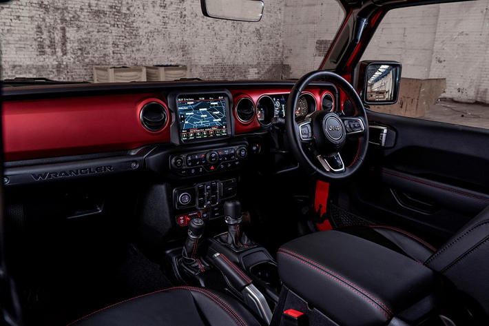 Bên trong, phiên bản 1941 Edition không có quá nhiều sự khác biệt so với model Wrangler Rubicon. Chiếc SUV 5 chỗ vẫn có khoang lái thực dụng đặc trưng của hãng xe Mỹ với bản tablo vuông vức và phần mui có thể tháo rời khỏi khung xe.