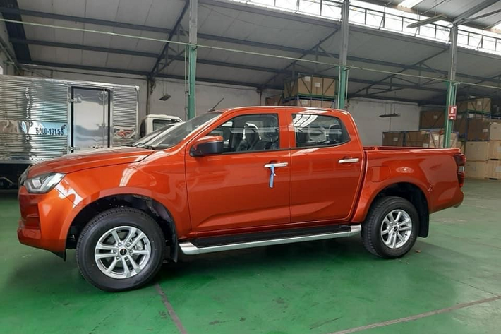 Dù ngày ra mắt chính thức vẫn chưa được hé lộ nhưng mới đây, những lô Isuzu D-Max 2021 mới đầu tiên đã cập bến đại lý để chuẩn bị sẵn sàng cho việc phân phối. Đây là phiên bản nâng cấp lên thế hệ mới nhất, sở hữu ngoại hình hoàn toàn lột xác khỏi vẻ ngoài có phần “lỗi thời”. Theo đó, Isuzu D-Max 2021 sẽ được bán ra thị trường với 3 phiên bản gồm LS MT 4x2, LS AT 4x2 và Type Z AT 4x4 sử dụng chung động cơ dầu 1.9L và loại bỏ bản động cơ dầu 3.0L.