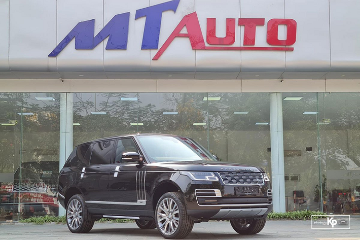 Range Rover SVAutobiography là mẫu xe cao cấp nhất của dòng SUV hạng sang cỡ lớn đến từ Anh quốc. Xe được các ông chủ, giới nhà giàu Việt lựa chọn bởi vẻ ngoài lịch lãm, sang trọng, khoang lái đầy ắp sự tiện nghi với những vật liệu xa xỉ đúng chất quý tộc. Tất cả những mẫu xe này đều về nước dưới dạng nhập khẩu tư nhân với các tùy chọn cá nhân hóa, dung tích động cơ khác nhau. Chiếc Range Rover SVAutobiography 2021 mới đầu tiên về Việt Nam trong bài viết này cũng tương tự.