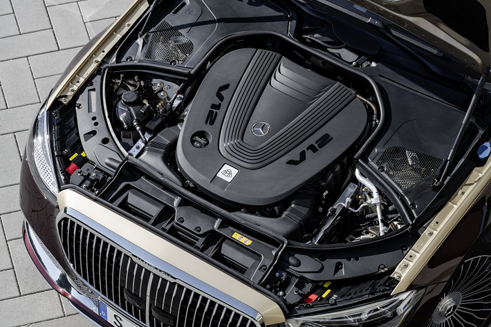 Nếu muốn không gian rộng rãi hơn, Mercedes-Maybach S680 4MATIC là phiên bản đáp ứng điều đó. Chiếc limousine sử dụng động cơ mã M279, loại tăng áp kép V12 6.0L, sản sinh công suất 621 mã lực và mô-men xoắn 900 Nm. Đi kèm với động cơ là hộp số tự động 9 cấp và hệ dẫn động 4 bánh toàn thời gian.
