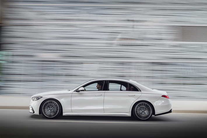 Với ký tự L đi kèm, S580 L 4MATIC có trục cơ sở dài hơn 110 mm so với S 450 4MATIC. Xe có nội thất bọc da Nappa, màn hình HUD công nghệ thực tế tăng cường, cửa sổ dày hơn và chống tia hồng ngoại, ghế trước có massage...