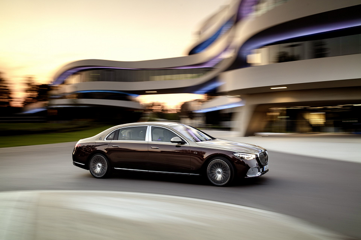So với S-Class trục cơ sở dài, S-Class Maybach dài hơn 180 mm. Nhờ vậy, không gian khoang nội thất được cải thiện đáng kể. Bên trong, S 680 Maybach có không gian sang trọng với ghế bọc da Nappa, hàng ghế sau tiện nghi thương gia.