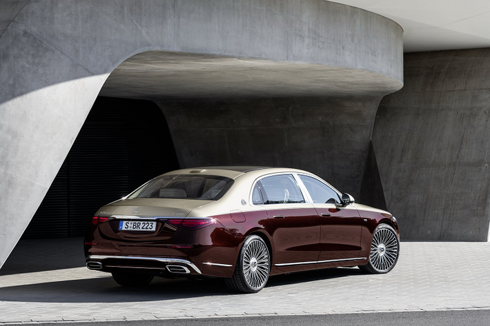 Tại Australia, giá xe Mercedes-Benz S580 L 4MATIC có mức bán ra từ 255.300 USD trong khi bản S680 Maybach có giá từ 438.000 USD. Mercedes đã cho đặt hàng bản S680 Maybach tại Việt Nam với mức giá dự kiến khoảng 17 tỷ đồng.