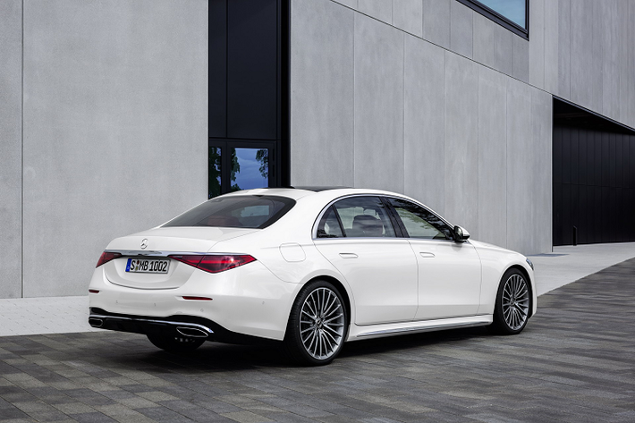 Đầu tiên là phiên bản của mẫu xe sang Mercedes-Benz S580 L 4MATIC sử dụng động cơ mã M176, tăng áp kép V8 4.0L, sản sinh công suất 496 mã lực và mô-men xoắn 700 Nm. Động cơ này đi kèm hệ thống EQ Boost, bổ sung thêm 18 mã lực và 200 Nm khi xe cần gia tốc tức thời. Động cơ đi kèm hộp số tự động 9 cấp và hệ dẫn động 4 bánh.